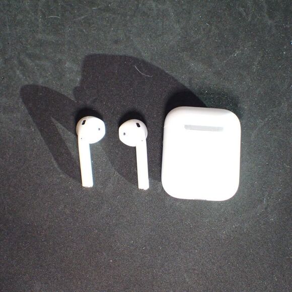 Apple AirPods A2031 Wireless Bluetooth Earbuds White with Charging Case - Picture 8 of 9